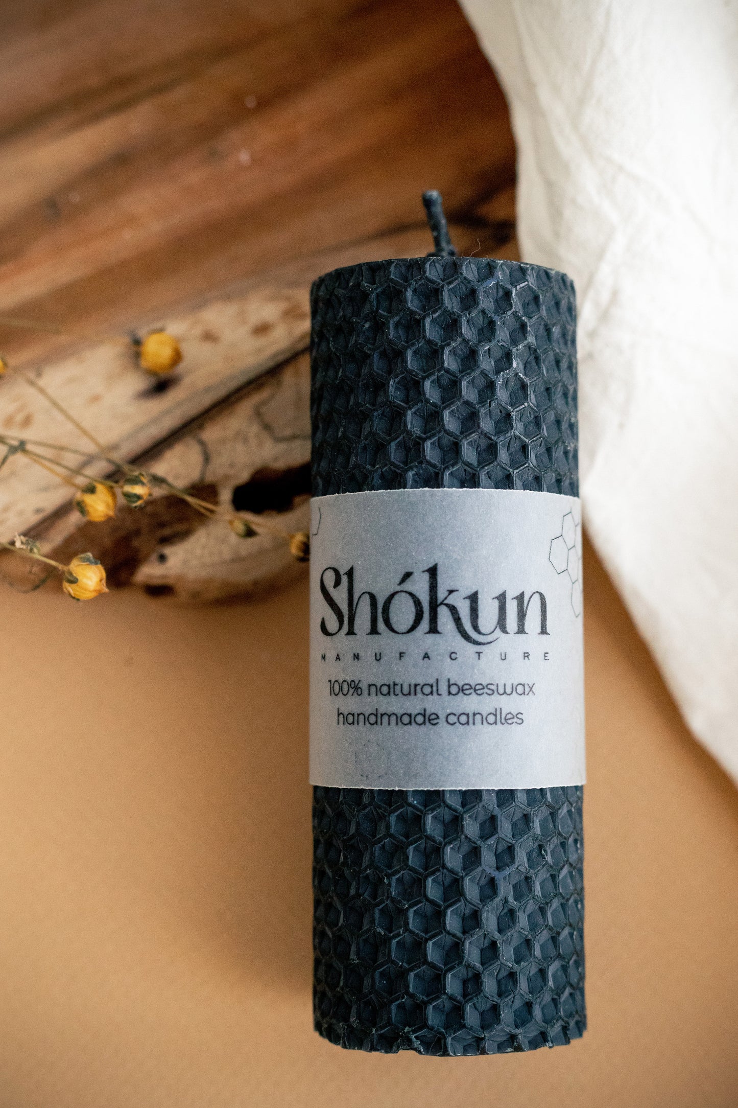 Czarna świeca wolnostojąca z wosku pszczelego