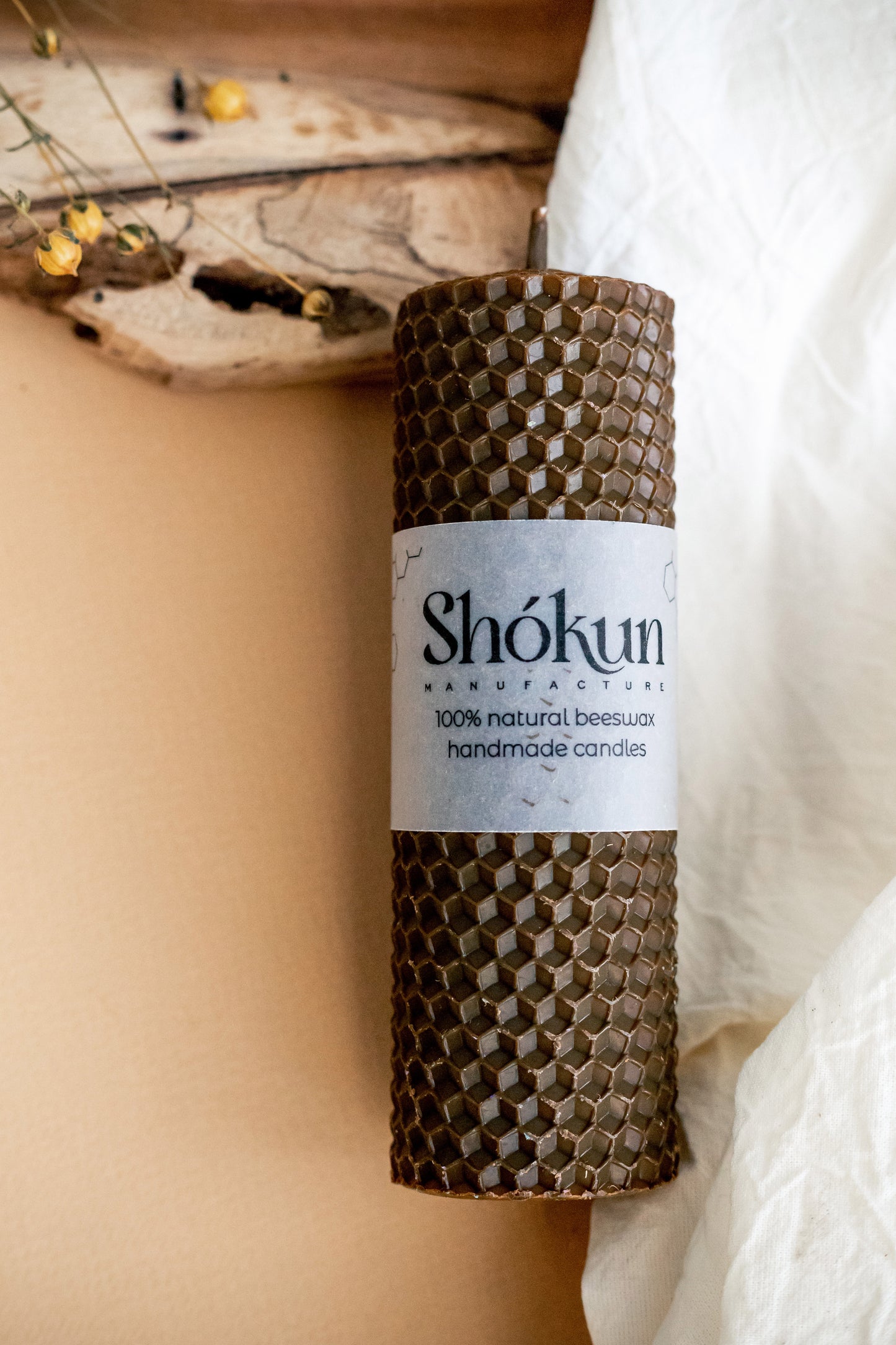 Brązowa świeca wolnostojąca z wosku pszczelego