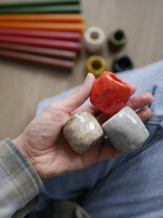 Urocze małe ręcznie robione świeczniki ceramiczne