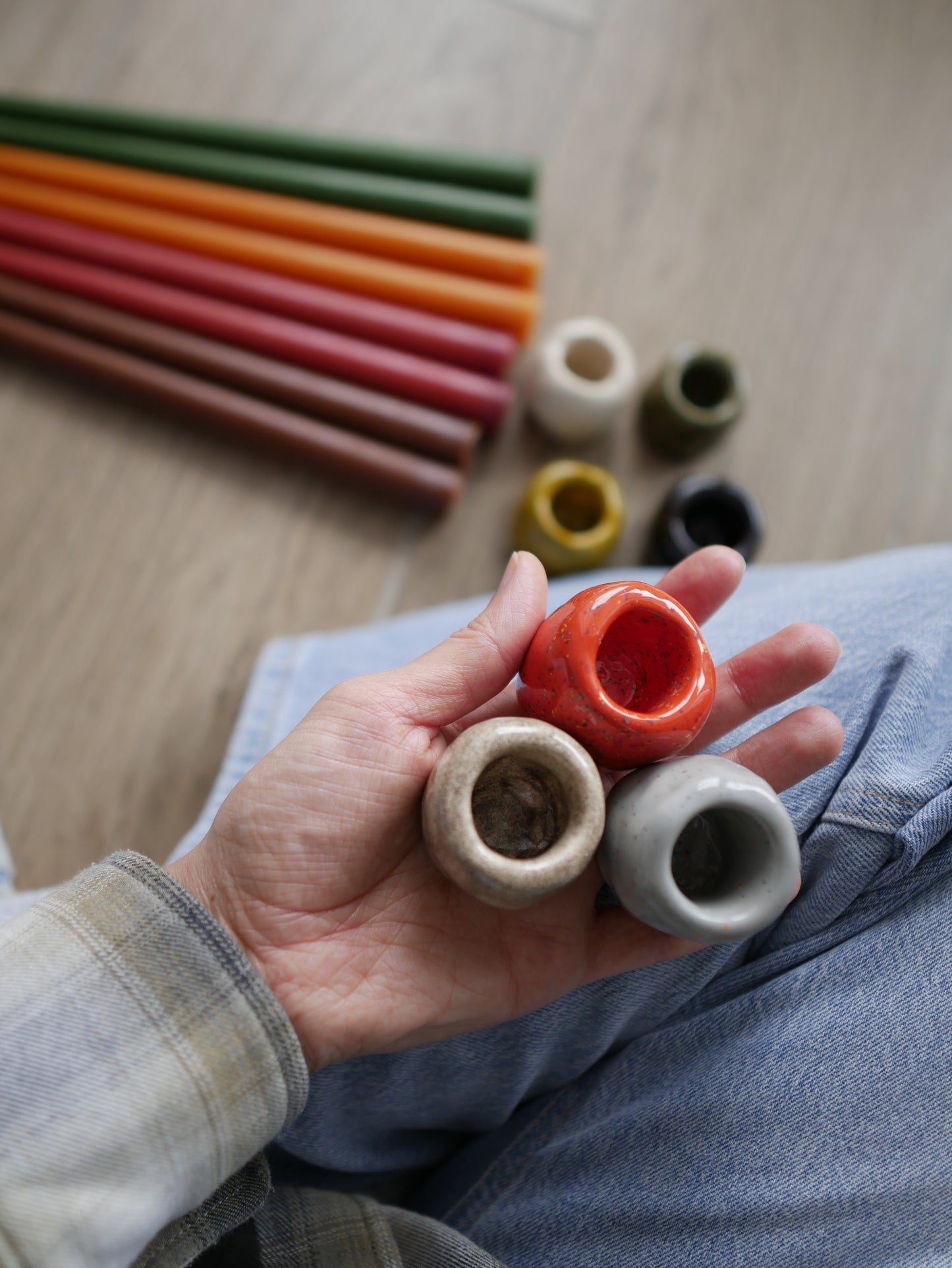 Urocze małe ręcznie robione świeczniki ceramiczne